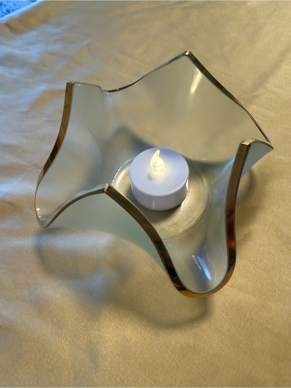 Annie Handkerchief Frosted  Glass Decorative Bowl  with Gold Trim  24 carat - Picture 11 of 13